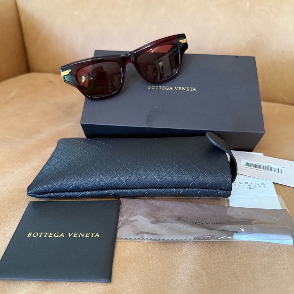 BOTTEGA VENETA Mitre sunglasses. Burgundy.